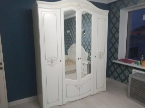 Комплект спальни Луиза 4 (кровать 1,6, тумба прикроватная-2шт., комод с зеркалом, шкаф 4-х дверный), крем в Москве купить в интернет магазине - 5 Китов