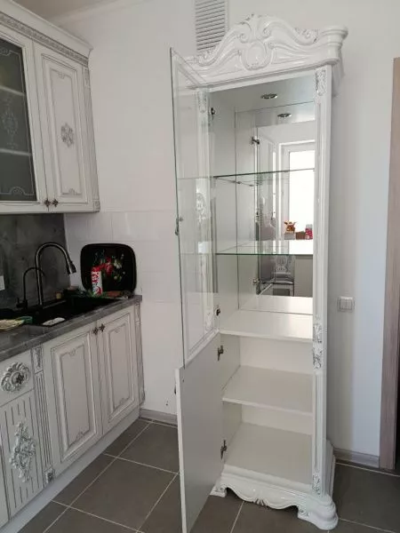 Витрина стеклянная 1 дверная Грация белая с серебром в Москве купить в интернет магазине - 5 Китов