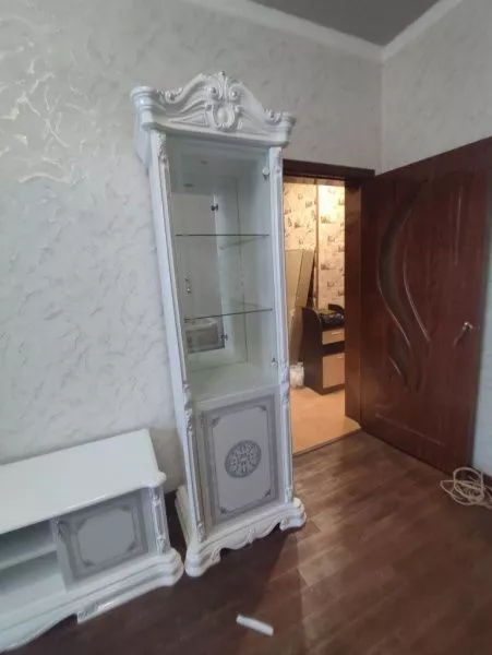 Витрина стеклянная 1 дверная Грация белая с серебром в Москве купить в интернет магазине - 5 Китов