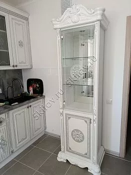 Витрина стеклянная 1 дверная Грация белая с серебром в Москве купить в интернет магазине - 5 Китов