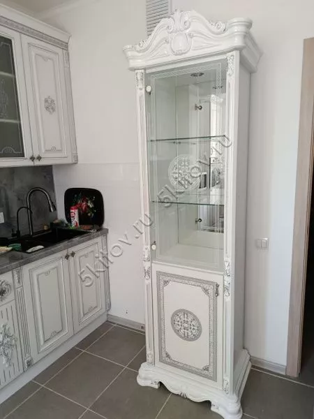 Витрина стеклянная 1 дверная Грация белая с серебром в Москве купить в интернет магазине - 5 Китов