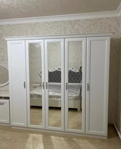 Комплект спальни Анет, крем (кровать 1,8, тумба прикроватная 2шт., туал.ст. с зерк,пуф, шкаф 5-ти.дв.) в Москве купить в интернет магазине - 5 Китов