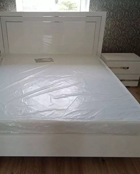 Комплект спальни Венеция белый (кровать 1,8, тумба прикроватная 2 шт, комод с зеркалом, шкаф 4-х дверный) в Москве купить в интернет магазине - 5 Китов