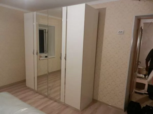 Комплект спальни Венеция белый (кровать 1,8, тумба прикроватная 2 шт, комод с зеркалом, шкаф 4-х дверный) в Москве купить в интернет магазине - 5 Китов