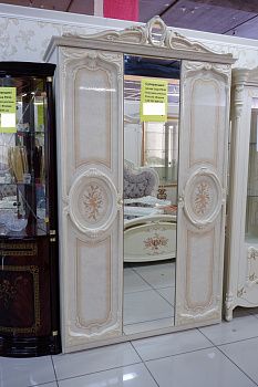 Шкаф трехдверный Роза, беж глянец