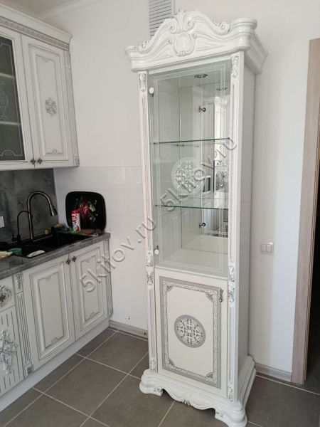 Витрина стеклянная 1 дверная Грация белая с серебром в Москве купить в интернет магазине - 5 Китов