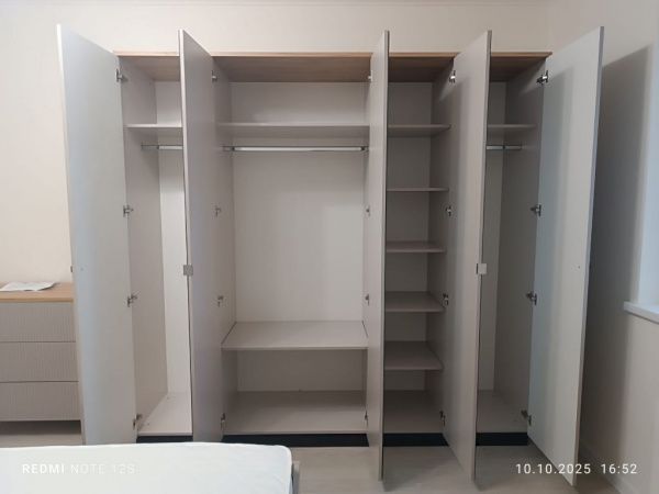 Спальный гарнитур Мадрид кашемир (кровать 1,8, тумба прикроватная 2шт., комод с зеркалом, шкаф 5-и дверный) в Москве купить в интернет магазине - 5 Китов