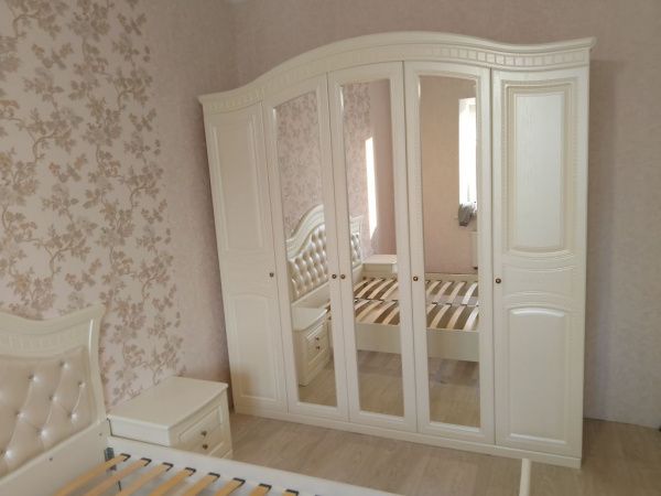 Комплект спальни Венера (кровать 1,8м, тумба прикроватная - 2 шт., комод с зеркалом, шкаф 5-и дверный), беж в Москве купить в интернет магазине - 5 Китов