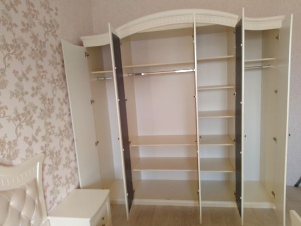 Комплект спальни Венера (кровать 1,8м, тумба прикроватная - 2 шт., комод с зеркалом, шкаф 5-и дверный), беж в Москве купить в интернет магазине - 5 Китов