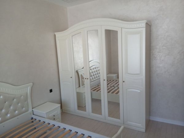 Комплект спальни Венера (кровать 1,8м, тумба прикроватная - 2 шт., комод с зеркалом, шкаф 5-и дверный), беж в Москве купить в интернет магазине - 5 Китов